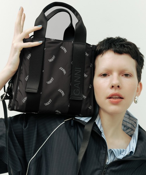 GANNI(ガニー)の「【GANNI for ADAM ET ROPE'】Re-Tech Logo Print Small Tote(トートバッグ・レディース・ブラック・FREE)」の2枚目の写真