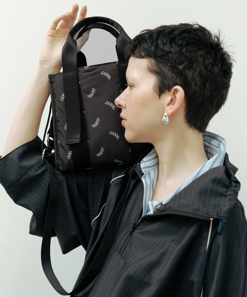 GANNI(ガニー)の「【GANNI for ADAM ET ROPE'】Re-Tech Logo Print Small Tote(トートバッグ・レディース・ブラック・FREE)」の3枚目の写真