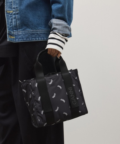 GANNI(ガニー)の「【GANNI for ADAM ET ROPE'】Re-Tech Logo Print Small Tote(トートバッグ・レディース・ブラック・FREE)」の8枚目の写真