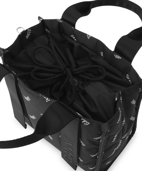 GANNI(ガニー)の「【GANNI for ADAM ET ROPE'】Re-Tech Logo Print Small Tote(トートバッグ・レディース・ブラック・FREE)」の19枚目の写真