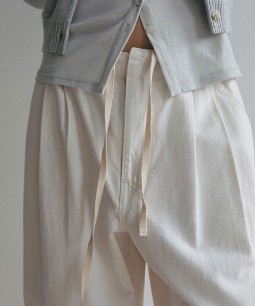 ETRE TOKYO（エトレトウキョウ）の「デニムタックワイドパンツ（デニムパンツ・レディース・オフホワイト/ブルー・S/M）」の12枚目の写真