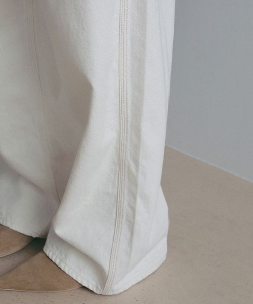 ETRE TOKYO（エトレトウキョウ）の「デニムタックワイドパンツ（デニムパンツ・レディース・オフホワイト/ブルー・S/M）」の16枚目の写真