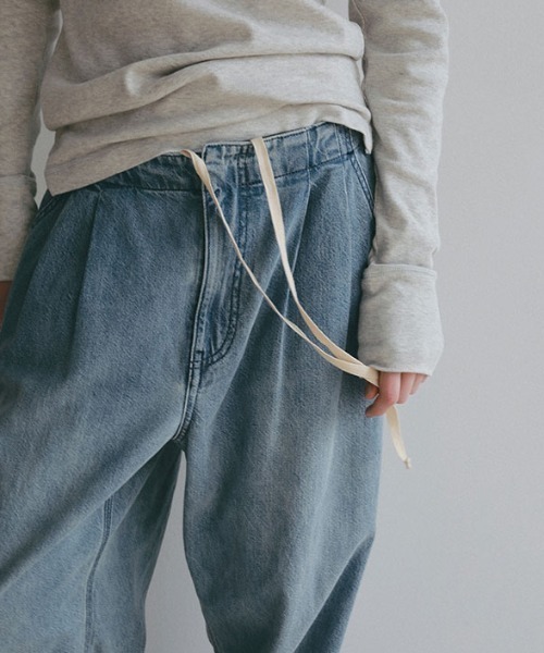 ETRE TOKYO（エトレトウキョウ）の「デニムタックワイドパンツ（デニムパンツ・レディース・オフホワイト/ブルー・S/M）」の4枚目の写真