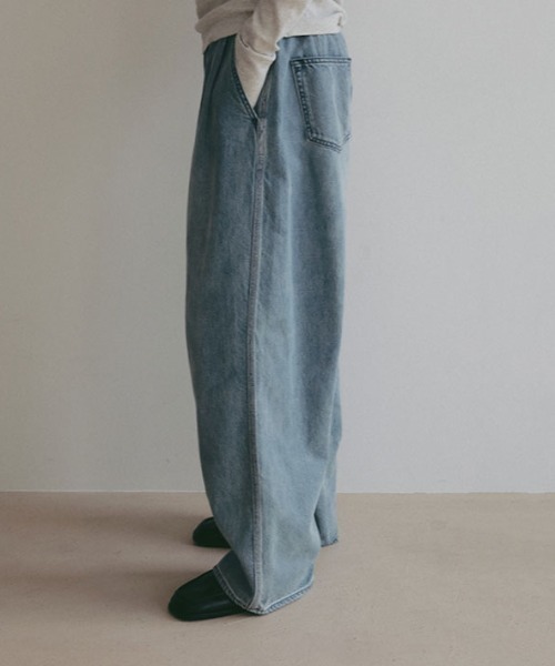 ETRE TOKYO（エトレトウキョウ）の「デニムタックワイドパンツ（デニムパンツ・レディース・オフホワイト/ブルー・S/M）」の5枚目の写真