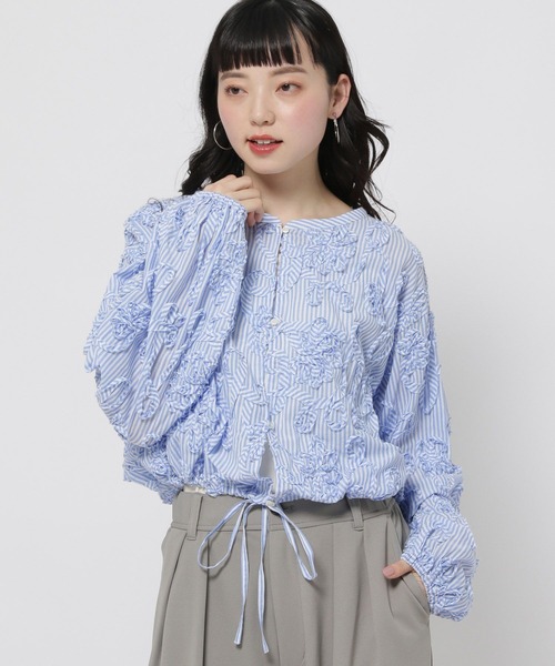 niko and...(ニコアンド)の「テープフラワーリボンブラウス(シャツ/ブラウス・レディース・ブラック/オフホワイト/ブルー・FREE)」の3枚目の写真