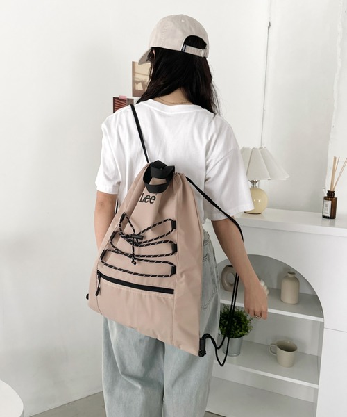 Lee(リー)の「Lee/ドローコード ナップサック/A4対応/軽量/バックパック/ユニセックス(バックパック/リュック・レディース・ライトベージュ/ライトグレー/ブラック・FREE)」の7枚目の写真