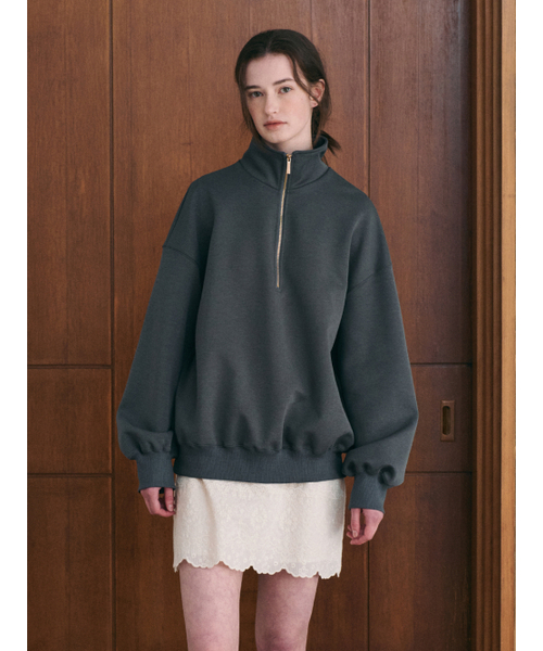 LENINA(レニーナ)の「BELLY highneck half zip-up sweatshirt_CHARCOAL(スウェット・レディース・チャコール・FREE)」の2枚目の写真