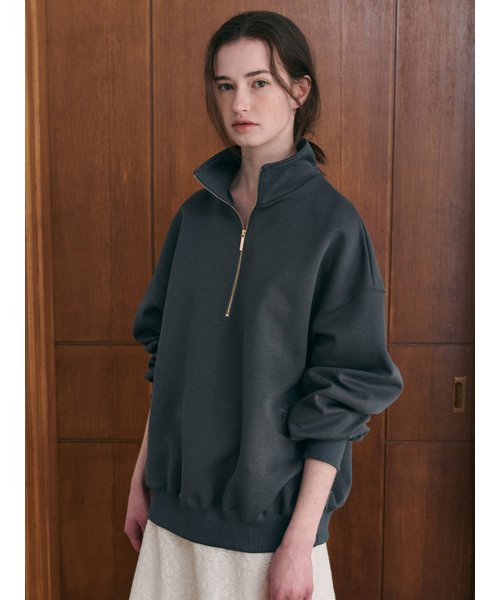 LENINA(レニーナ)の「BELLY highneck half zip-up sweatshirt_CHARCOAL(スウェット・レディース・チャコール・FREE)」の3枚目の写真