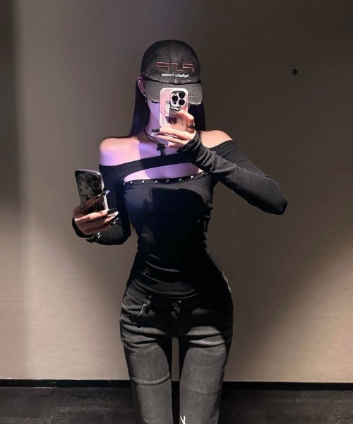 Ritzy(リッツィー)の「Y2K オフショルダーデザイン トップス(Tシャツ/カットソー・レディース・ブラック・M/L)」の19枚目の写真