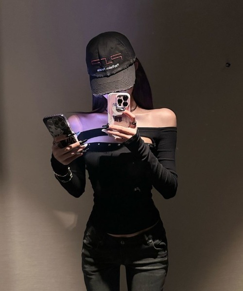 Ritzy(リッツィー)の「Y2K オフショルダーデザイン トップス(Tシャツ/カットソー・レディース・ブラック・M/L)」の20枚目の写真