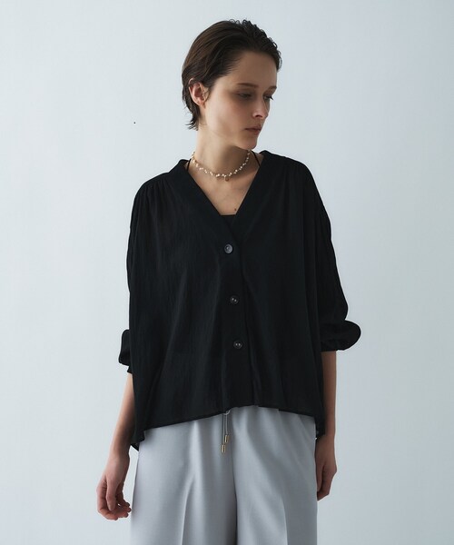 cloenc（クロエンス）の「【セットアップ／手洗い可】スキッパーシアーブラウス（シャツ/ブラウス・レディース・サックスブルー/ブラック/ホワイト・02）」の2枚目の写真