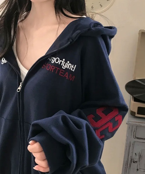 Emilie(エミリー)の「ナンバリング ダブルジップ オーバーサイズパーカー(パーカー・レディース・ネイビー/ブラウン/ワインレッド/ブラック/グレー・FREE)」の4枚目の写真