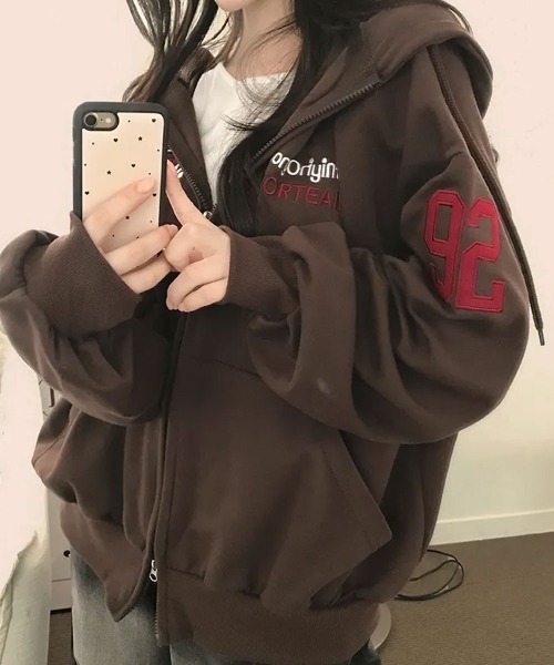 Emilie(エミリー)の「ナンバリング ダブルジップ オーバーサイズパーカー(パーカー・レディース・ネイビー/ブラウン/ワインレッド/ブラック/グレー・FREE)」の3枚目の写真