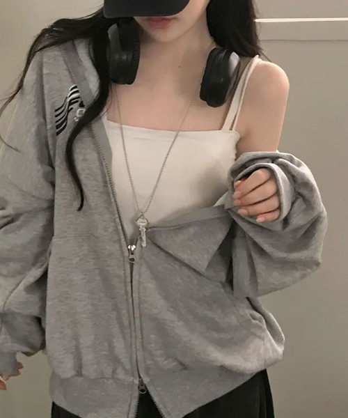 Emilie(エミリー)の「ナンバリング ダブルジップ オーバーサイズパーカー(パーカー・レディース・ネイビー/ブラウン/ワインレッド/ブラック/グレー・FREE)」の2枚目の写真