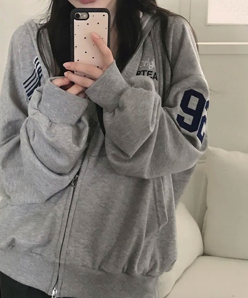 Emilie(エミリー)の「ナンバリング ダブルジップ オーバーサイズパーカー(パーカー・レディース・ネイビー/ブラウン/ワインレッド/ブラック/グレー・FREE)」の13枚目の写真