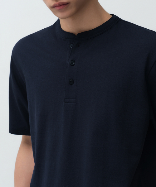 MUSINSA STANDARD（ムシンサスタンダード）の「ヘンリーネックTシャツ [ネイビー]（Tシャツ/カットソー・メンズ・その他・SMALL/MEDIUM/LARGE/X-LARGE/2XL/3XL）」の4枚目の写真