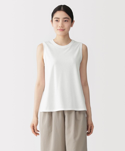 無印良品(ムジルシリョウヒン)の「婦人 UVカット吸汗速乾スリーブレスTシャツ(Tシャツ/カットソー・レディース・サンドベージュ/オフホワイト/ライトブルー/ブラック・S/M/L/XL)」の2枚目の写真