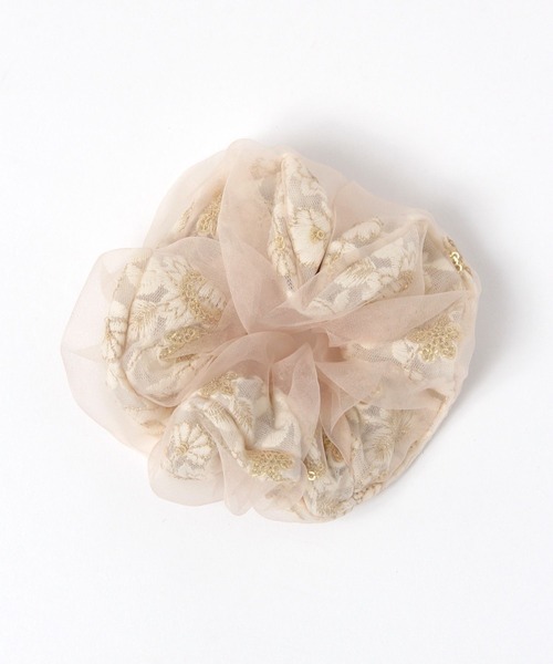 studio CLIP(スタディオクリップ)の「【daily CLIP】刺繍シュシュ(シュシュ・レディース・ブラック/ベージュ・FREE)」の1枚目の写真