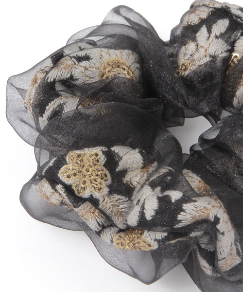 studio CLIP(スタディオクリップ)の「【daily CLIP】刺繍シュシュ(シュシュ・レディース・ブラック/ベージュ・FREE)」の3枚目の写真