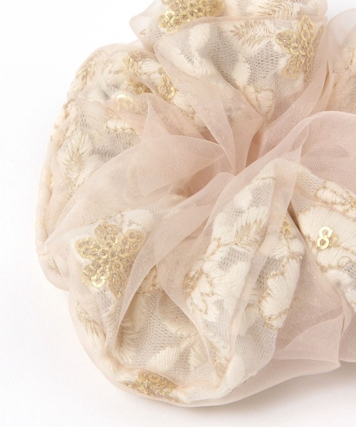 studio CLIP(スタディオクリップ)の「【daily CLIP】刺繍シュシュ(シュシュ・レディース・ブラック/ベージュ・FREE)」の4枚目の写真