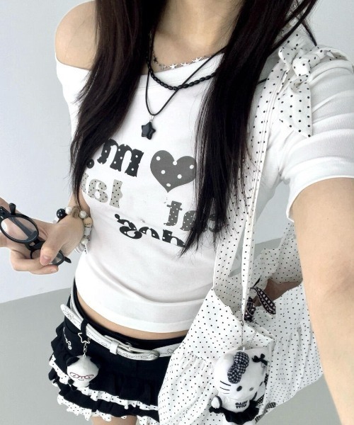 SHEPP(シープ)の「Y2K ドットハート柄グラフィックワンショルダー半袖Tシャツ(Tシャツ/カットソー・レディース・ホワイト・S/M)」の1枚目の写真