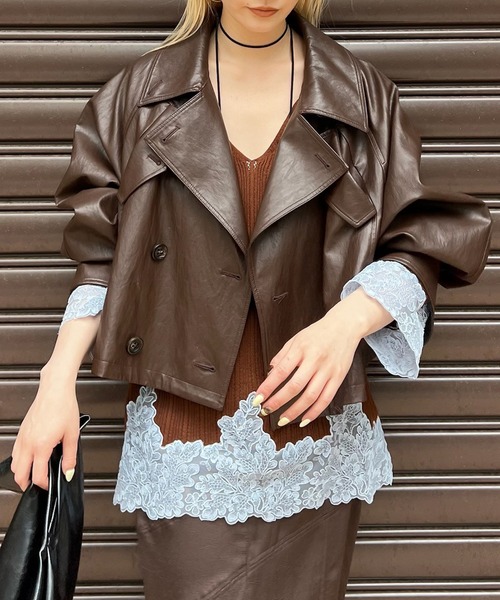Ameri（アメリ）の「DRAWSTRING YOKE SYNTHETIC LEATHER SHORT COAT（トレンチコート・レディース・ブラウン/ブラック・SMALL/MEDIUM）」の2枚目の写真