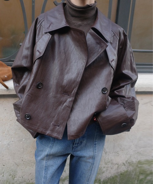 Ameri（アメリ）の「DRAWSTRING YOKE SYNTHETIC LEATHER SHORT COAT（トレンチコート・レディース・ブラウン/ブラック・SMALL/MEDIUM）」の13枚目の写真