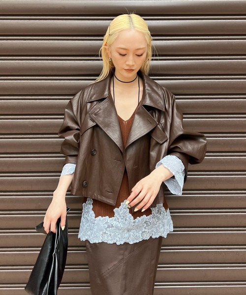 Ameri（アメリ）の「DRAWSTRING YOKE SYNTHETIC LEATHER SHORT COAT（トレンチコート・レディース・ブラウン/ブラック・SMALL/MEDIUM）」の3枚目の写真