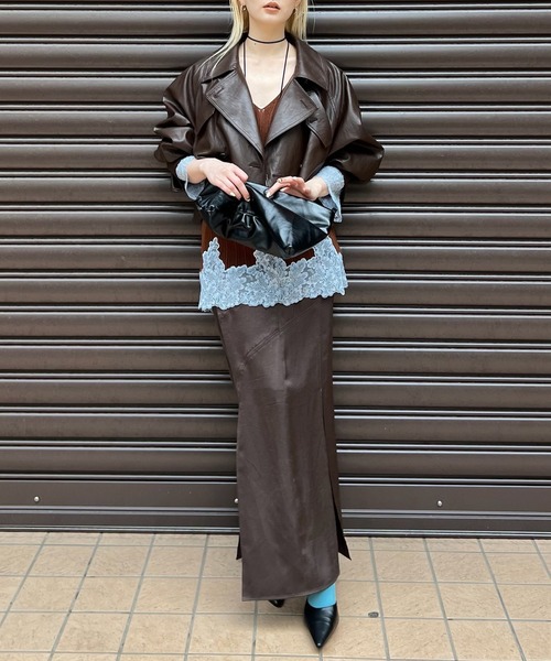 Ameri（アメリ）の「DRAWSTRING YOKE SYNTHETIC LEATHER SHORT COAT（トレンチコート・レディース・ブラウン/ブラック・SMALL/MEDIUM）」の5枚目の写真