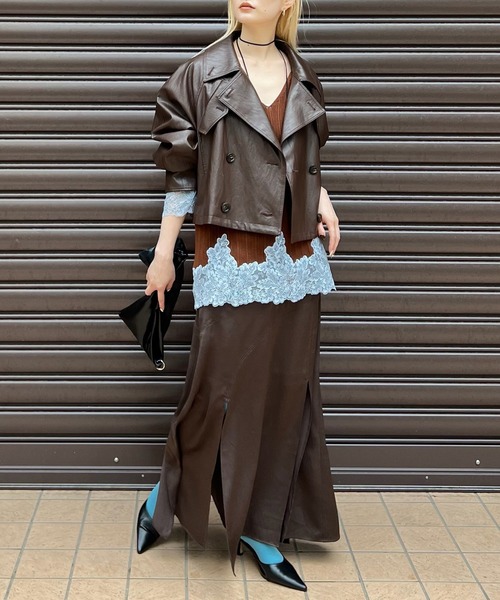 Ameri（アメリ）の「DRAWSTRING YOKE SYNTHETIC LEATHER SHORT COAT（トレンチコート・レディース・ブラウン/ブラック・SMALL/MEDIUM）」の4枚目の写真