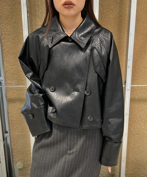 Ameri（アメリ）の「DRAWSTRING YOKE SYNTHETIC LEATHER SHORT COAT（トレンチコート・レディース・ブラウン/ブラック・SMALL/MEDIUM）」の9枚目の写真