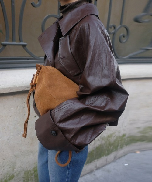 Ameri（アメリ）の「DRAWSTRING YOKE SYNTHETIC LEATHER SHORT COAT（トレンチコート・レディース・ブラウン/ブラック・SMALL/MEDIUM）」の14枚目の写真
