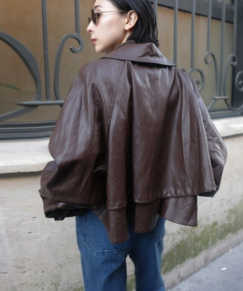 Ameri（アメリ）の「DRAWSTRING YOKE SYNTHETIC LEATHER SHORT COAT（トレンチコート・レディース・ブラウン/ブラック・SMALL/MEDIUM）」の15枚目の写真
