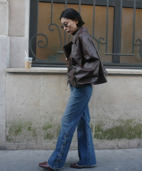 Ameri（アメリ）の「DRAWSTRING YOKE SYNTHETIC LEATHER SHORT COAT（トレンチコート・レディース・ブラウン/ブラック・SMALL/MEDIUM）」の16枚目の写真