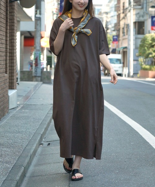 zootie(ズーティー)の「URBAN PLUS TEEワンピース(ワンピース・レディース・ブラック/グレイッシュブルー/ライトブルー/テラコッタ/ダークグリーン/チャコール/アイボリー/ネイビー/オフホワイト/グレイッシュベージュ/ブラウン系その他/ライトベージュ/スモークピンク・マキシ丈/ミモレ丈)」の5枚目の写真