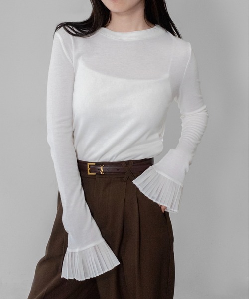 on:nue(オンニュ)の「【on:nue】プリーツカフスロングスリーブカットソー /26-27 AW COLLECTION(Tシャツ/カットソー・レディース・ホワイト/ブラック・FREE)」の2枚目の写真