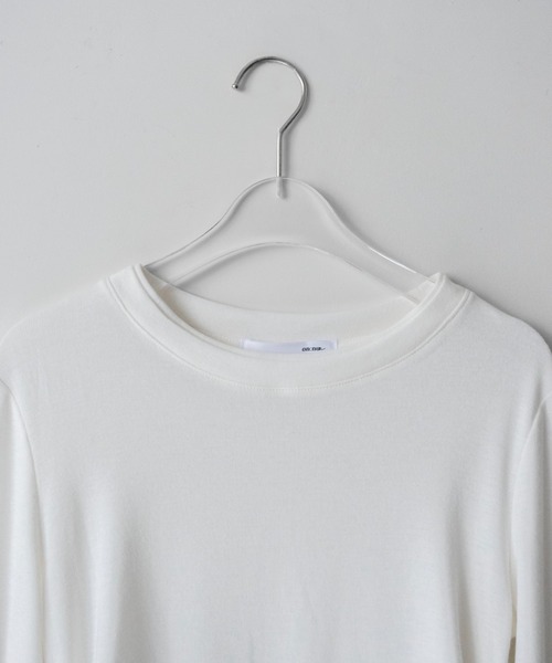 on:nue(オンニュ)の「【on:nue】プリーツカフスロングスリーブカットソー /26-27 AW COLLECTION(Tシャツ/カットソー・レディース・ホワイト/ブラック・FREE)」の10枚目の写真