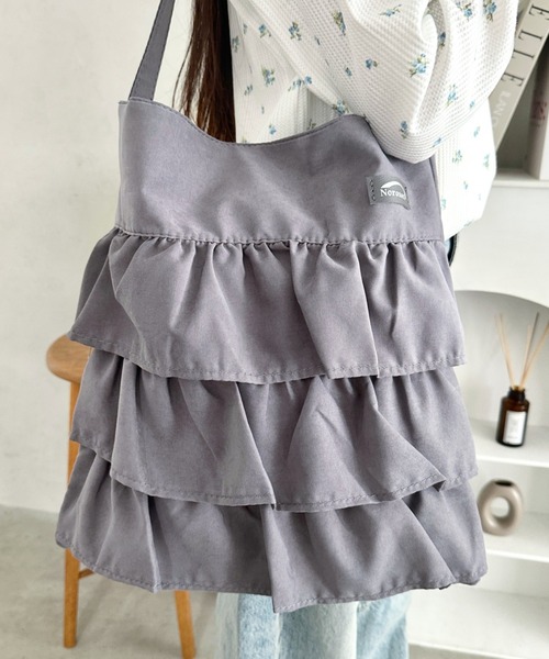 wears（ウェアーズ）の「【A4収納可】フリルショルダーバッグ ティアードバッグ（ショルダーバッグ・レディース・ブラック/ピンク/グレー/オフホワイト・FREE）」の3枚目の写真