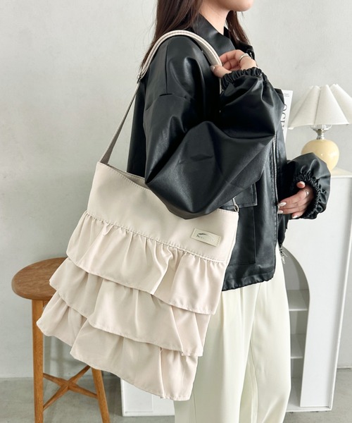 wears（ウェアーズ）の「【A4収納可】フリルショルダーバッグ ティアードバッグ（ショルダーバッグ・レディース・ブラック/ピンク/グレー/オフホワイト・FREE）」の2枚目の写真