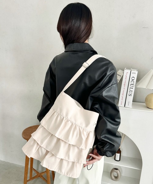 wears（ウェアーズ）の「【A4収納可】フリルショルダーバッグ ティアードバッグ（ショルダーバッグ・レディース・ブラック/ピンク/グレー/オフホワイト・FREE）」の18枚目の写真