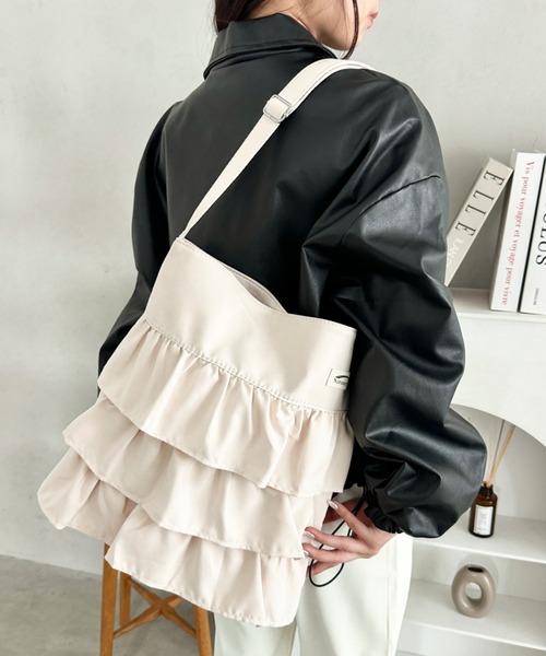 wears（ウェアーズ）の「【A4収納可】フリルショルダーバッグ ティアードバッグ（ショルダーバッグ・レディース・ブラック/ピンク/グレー/オフホワイト・FREE）」の17枚目の写真