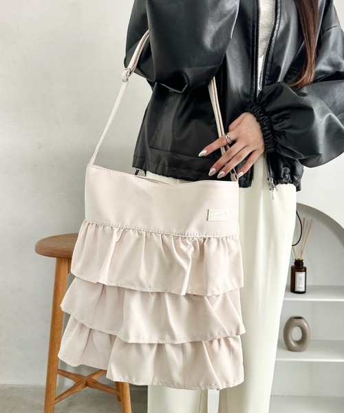 wears（ウェアーズ）の「【A4収納可】フリルショルダーバッグ ティアードバッグ（ショルダーバッグ・レディース・ブラック/ピンク/グレー/オフホワイト・FREE）」の16枚目の写真
