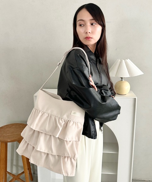 wears（ウェアーズ）の「【A4収納可】フリルショルダーバッグ ティアードバッグ（ショルダーバッグ・レディース・ブラック/ピンク/グレー/オフホワイト・FREE）」の19枚目の写真