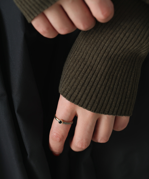 Lilas(リラ)の「オニキス*ブラックダイヤアシンメトリーリング K10(リング・レディース・ゴールド・11/13/15 )」の2枚目の写真