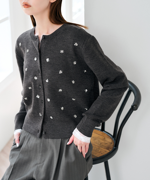 U by SPICK&SPAN(ユーバイスピックアンドスパン)の「ビジューニットカーディガン(カーディガン/ボレロ・レディース・グリーン/チャコールグレー/ホワイト・FREE)」の1枚目の写真