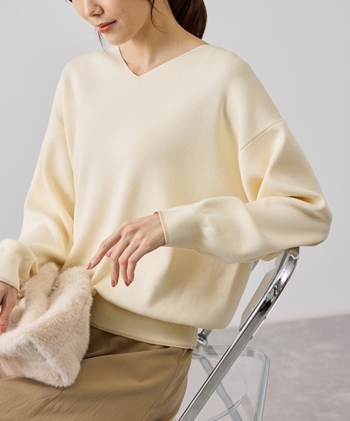 ROPE' PICNIC(ロペピクニック)の「【WEB限定カラー】マシュマロニットVネックプルオーバー(ニット/セーター・レディース・ブラック/サックスブルー/ダークブラウン/ブルー/クリーム/ワイン/キナリ・FREE)」の2枚目の写真