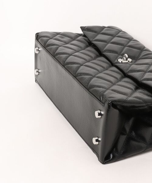 MARC JACOBS（マークジェイコブス）の「THE QUILTED XL DUAL CONVERTIBLE SHOULDER BAG/ザ キルテッド レザー デュアル バッグ チェーン ショルダー エクストララージ（ショルダーバッグ・レディース・ブラック・ONE SIZE）」の11枚目の写真