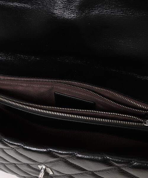 MARC JACOBS（マークジェイコブス）の「THE QUILTED XL DUAL CONVERTIBLE SHOULDER BAG/ザ キルテッド レザー デュアル バッグ チェーン ショルダー エクストララージ（ショルダーバッグ・レディース・ブラック・ONE SIZE）」の12枚目の写真