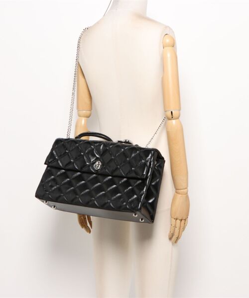 MARC JACOBS（マークジェイコブス）の「THE QUILTED XL DUAL CONVERTIBLE SHOULDER BAG/ザ キルテッド レザー デュアル バッグ チェーン ショルダー エクストララージ（ショルダーバッグ・レディース・ブラック・ONE SIZE）」の13枚目の写真