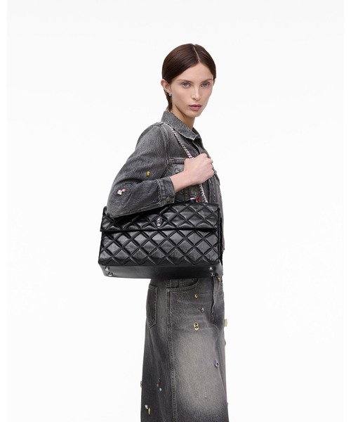MARC JACOBS（マークジェイコブス）の「THE QUILTED XL DUAL CONVERTIBLE SHOULDER BAG/ザ キルテッド レザー デュアル バッグ チェーン ショルダー エクストララージ（ショルダーバッグ・レディース・ブラック・ONE SIZE）」の2枚目の写真